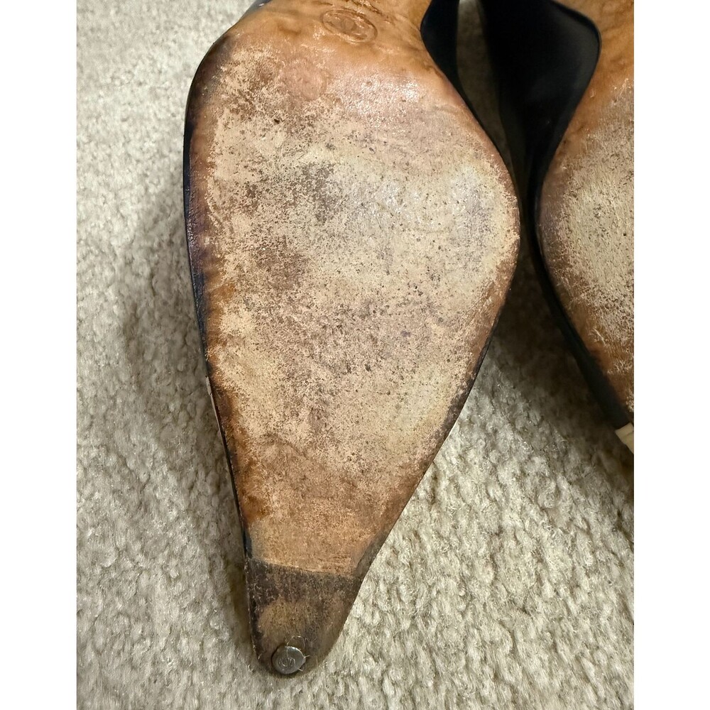 CHANEL Pumps 37.5 Black Beige Leather Cap Toe Pointed Kitten Heel Made Italy - Picture 10 of 14